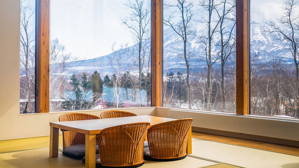 Aoyama Lodge - Tatami room with Mount Yotei backdrop